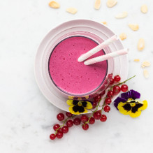afternoon snack in a box diet with a low glycemic index - currant-almond cocktail with lucuma